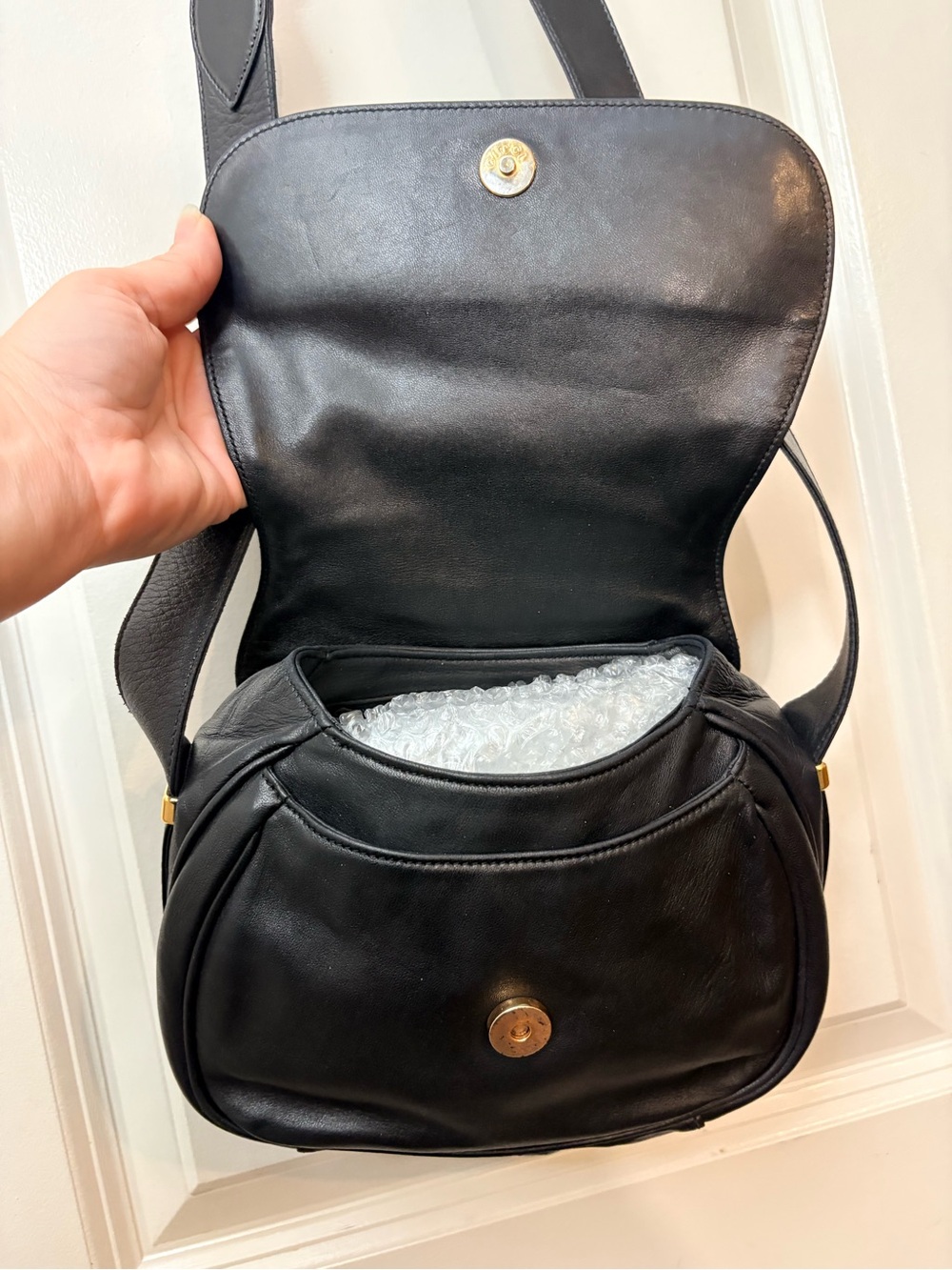Vintage 1970s Gucci Black Leather Scoop Flap Crossbody Bag 001-113-0195 - Picture 11 of 16